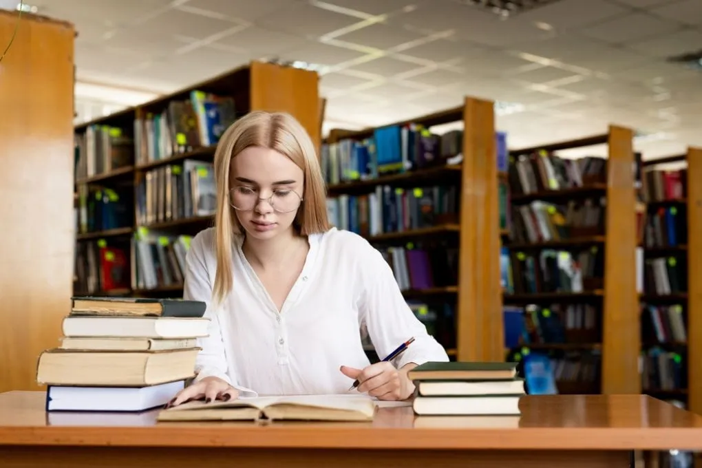 Winning Scholarship Essay Format with Examples in 2025